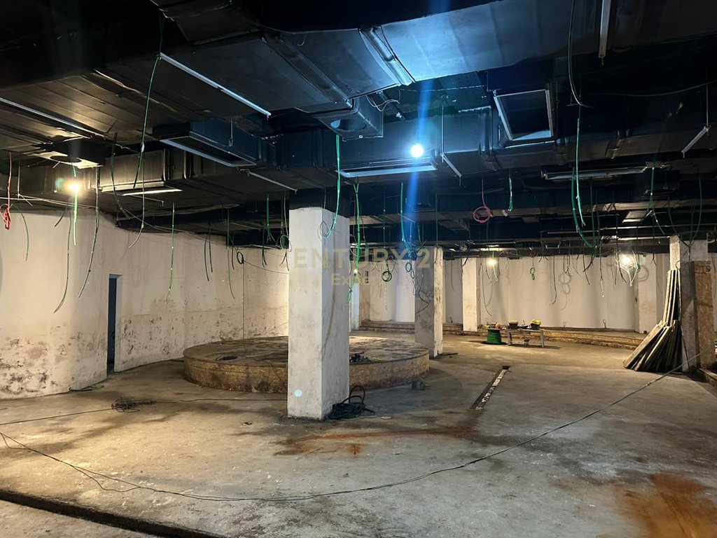 SERVICE UNIT (NIGHT CLUB) FOR SALE ON THE LUNGOMARE