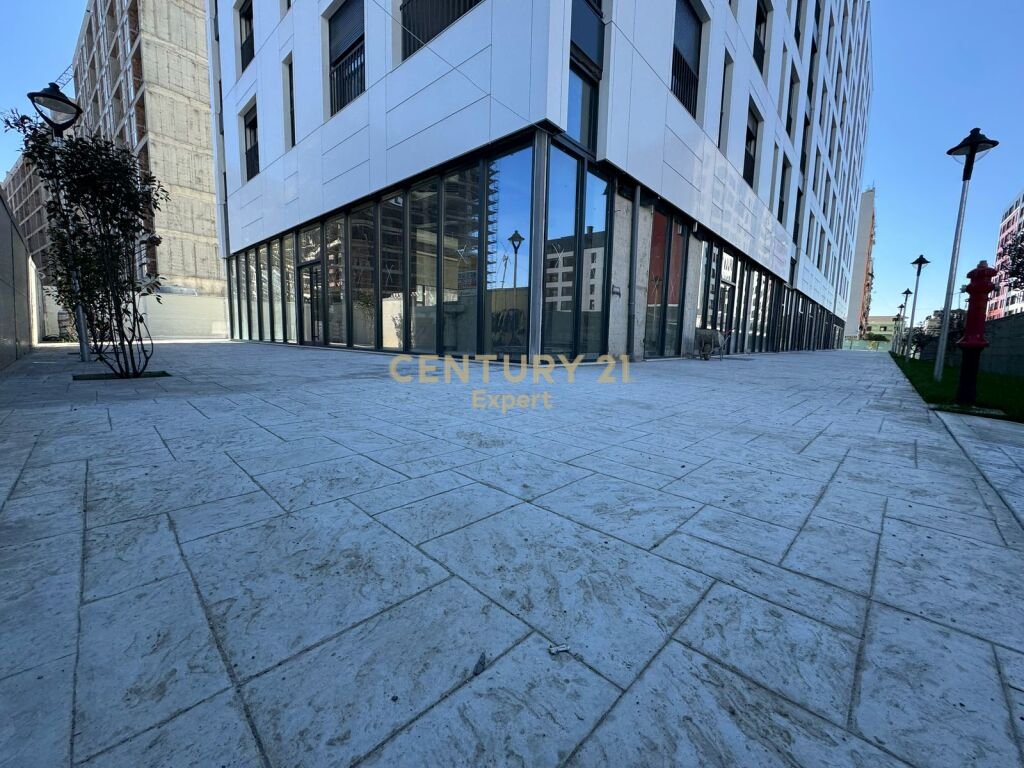 COMMERCIAL AMBIENT FOR RENT IN A SMALLER SPACE NEAR THE ROAD, NEW BOULEVARD, POSSIBILITY FOR DUPLEX, 10 PARKING SPACES !!