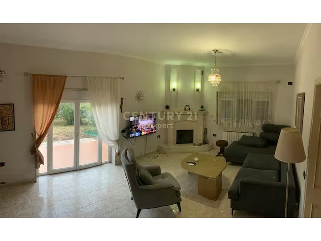 BUILDING FOR RENT 2 FLOORS + ATTIC WITH YARD NEXT TO MAIN ROAD!