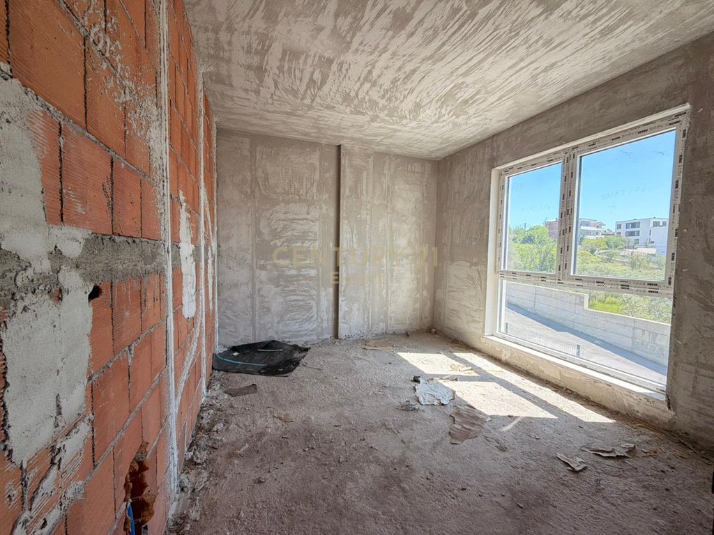 VILLA FOR SALE IN ONE OF THE RESIDENCES IN THE AREA OF FARKA!