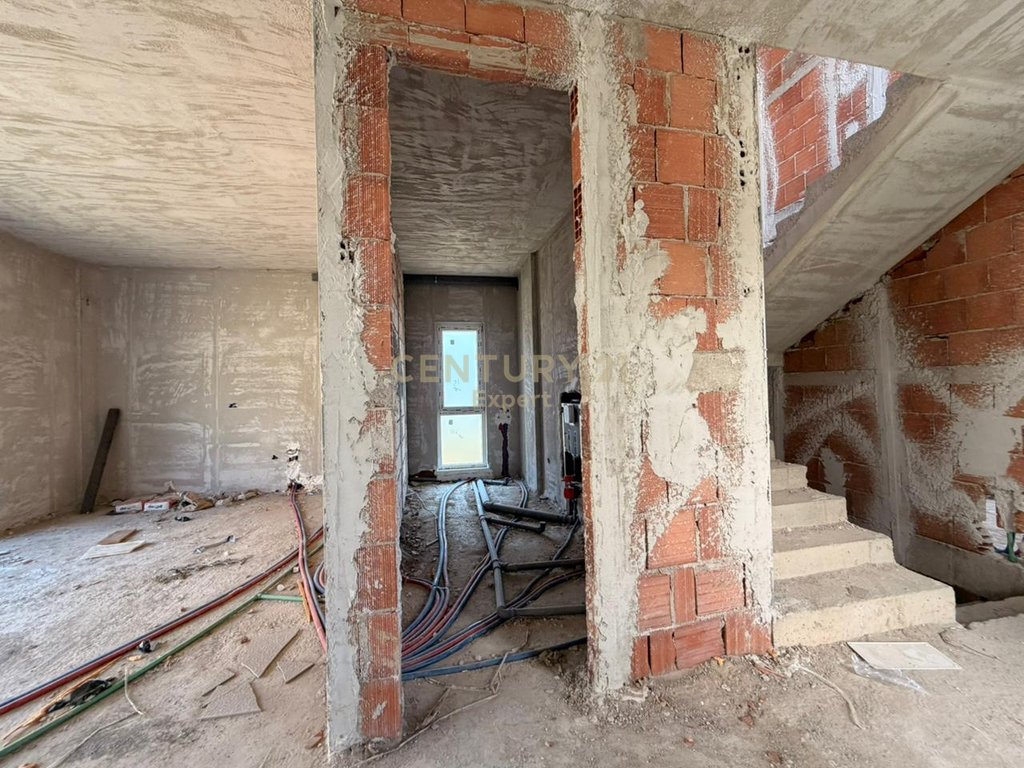 VILLA FOR SALE IN ONE OF THE RESIDENCES IN THE AREA OF FARKA!
