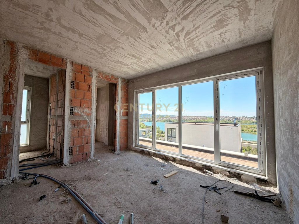 VILLA FOR SALE IN ONE OF THE RESIDENCES IN THE AREA OF FARKA!