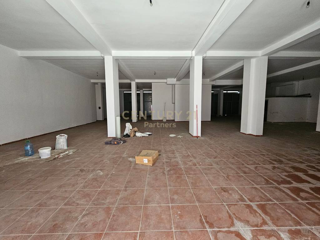 FOR SALE 4 COMMERCIAL PREMISES + 3 PARKING SPACE, EXCELLENT!