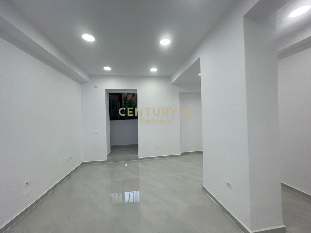 COMMERCIAL SPACE FOR SALE AT THE "21 DHJETORI" CROSSROAD
