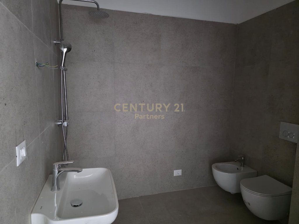 APARTMENT 1+1+2 FOR SALE WITH TOILETS NEAR Bulevardi Ri (Park Avenue)! PARKING SPACE WITH EXTRA PRICE