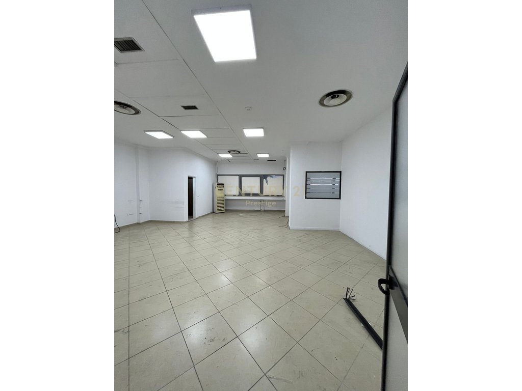 COMMERCIAL SPACE FOR RENT CONDOR CENTER, KAVAJES STREET!