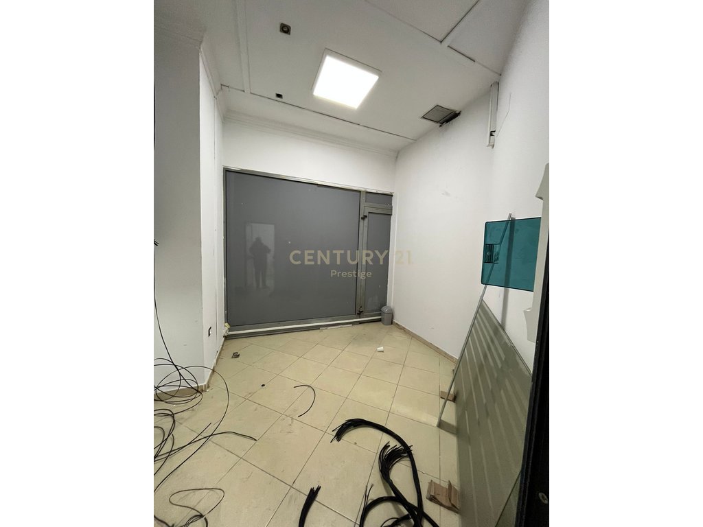 COMMERCIAL SPACE FOR RENT CONDOR CENTER, KAVAJES STREET!