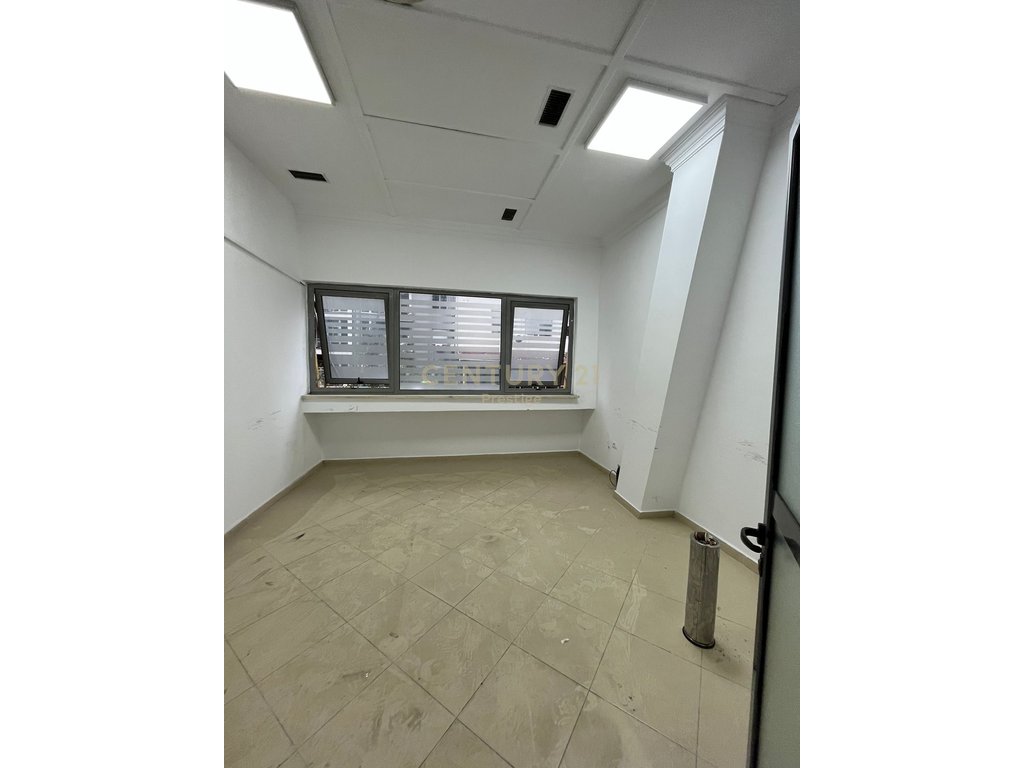 COMMERCIAL SPACE FOR RENT CONDOR CENTER, KAVAJES STREET!