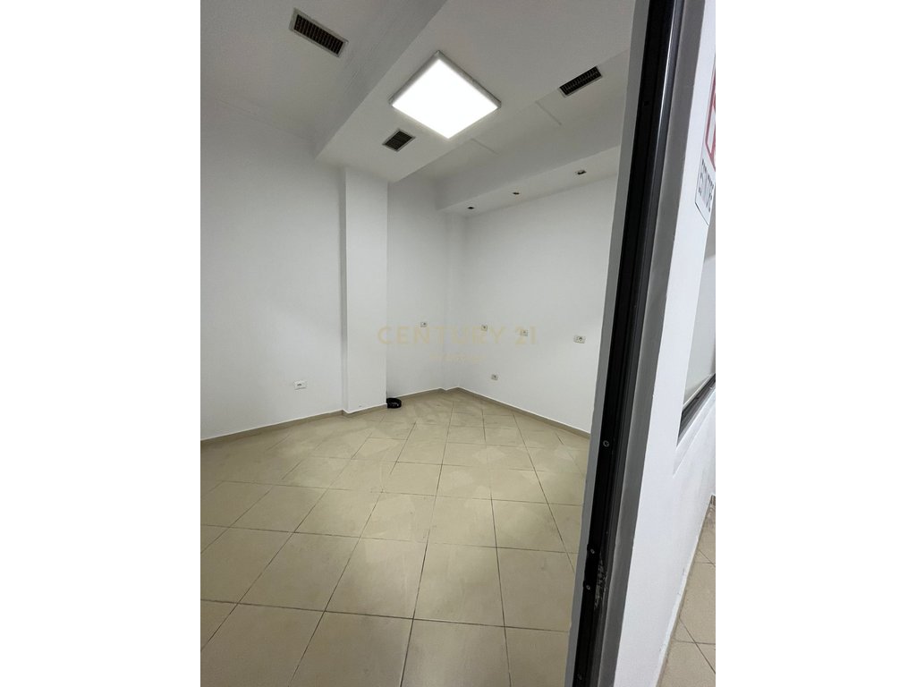 COMMERCIAL SPACE FOR RENT CONDOR CENTER, KAVAJES STREET!