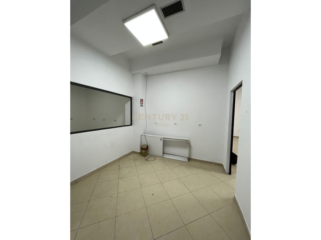 COMMERCIAL SPACE FOR RENT CONDOR CENTER, KAVAJES STREET!