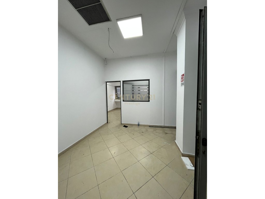 COMMERCIAL SPACE FOR RENT CONDOR CENTER, KAVAJES STREET!