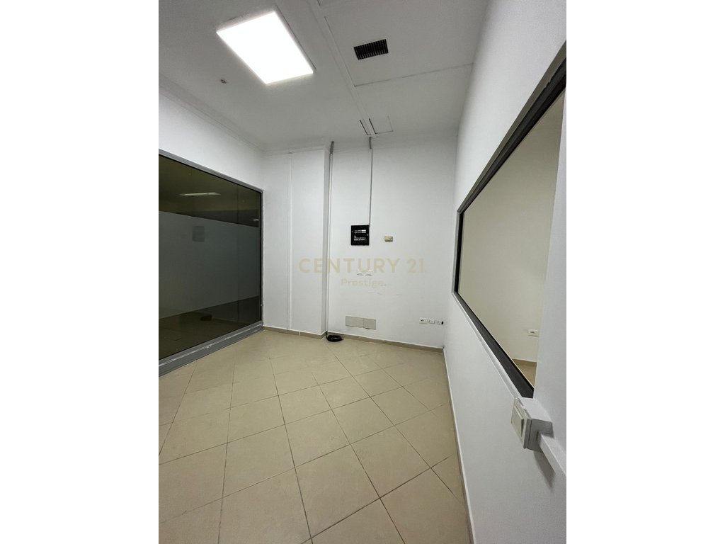 COMMERCIAL SPACE FOR RENT CONDOR CENTER, KAVAJES STREET!