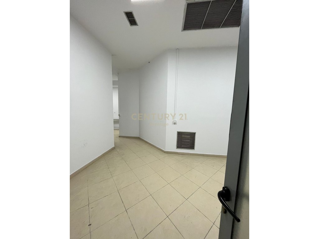 COMMERCIAL SPACE FOR RENT CONDOR CENTER, KAVAJES STREET!