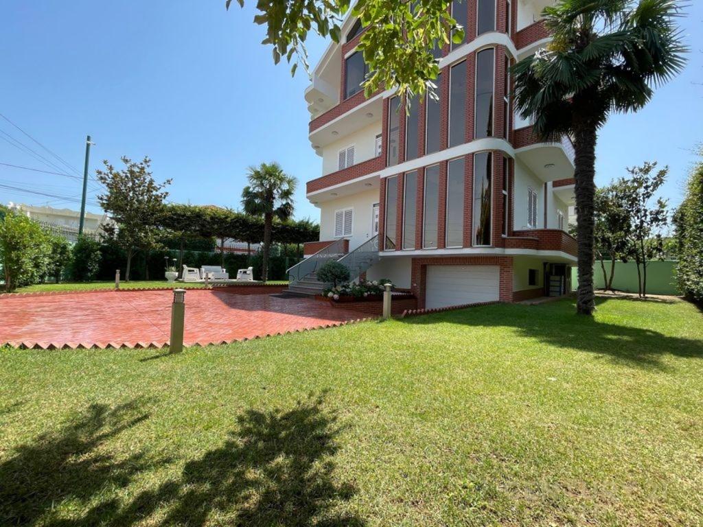 Three-story villa for sale in Institut, Kamez!