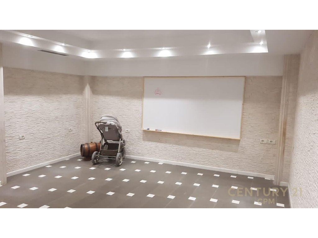 Commercial Space for Sale – Paris Commune