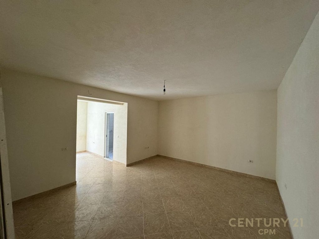 WE RENT SPACE ON BARRIKADAVE STREET!