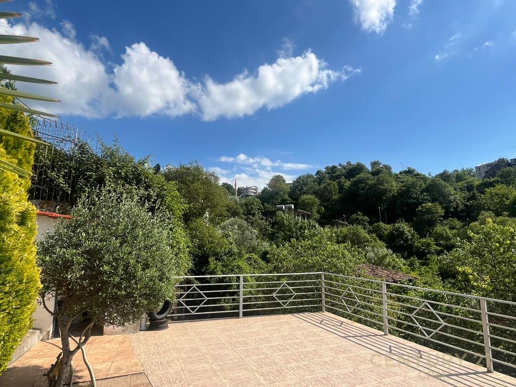 TRADITIONAL VILLA FOR RENT – PETRELË