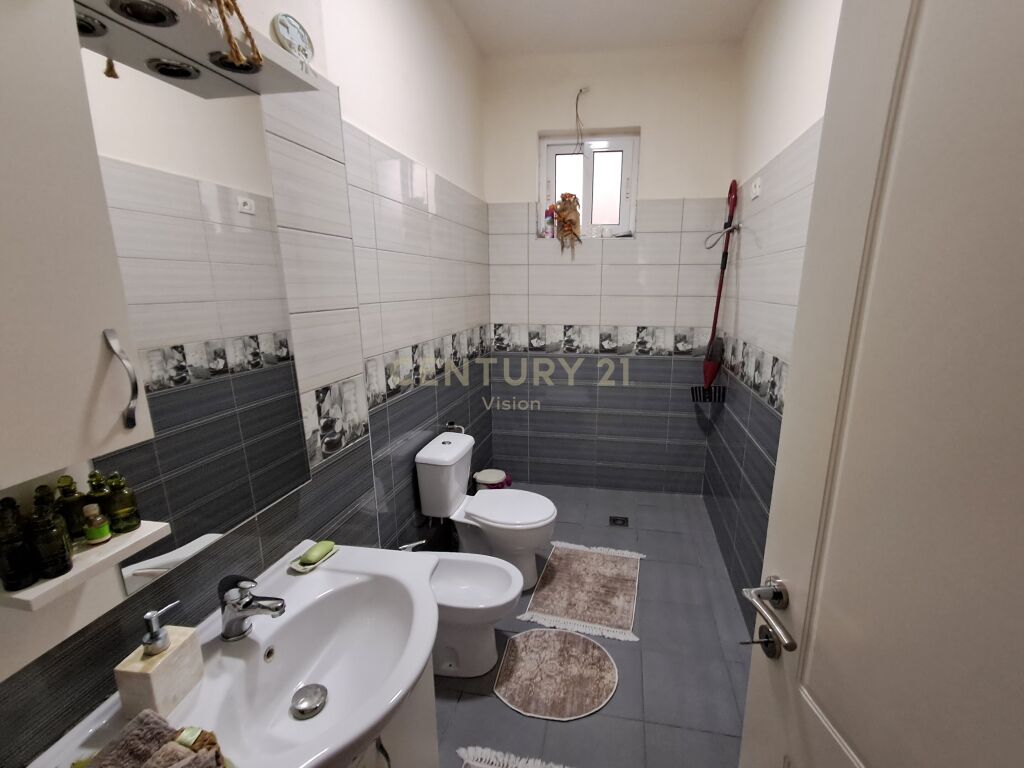 Vilë 2- katëshe + truall për Shitje në Shkodër, Dërgut - 280,000€ | 253 m²
