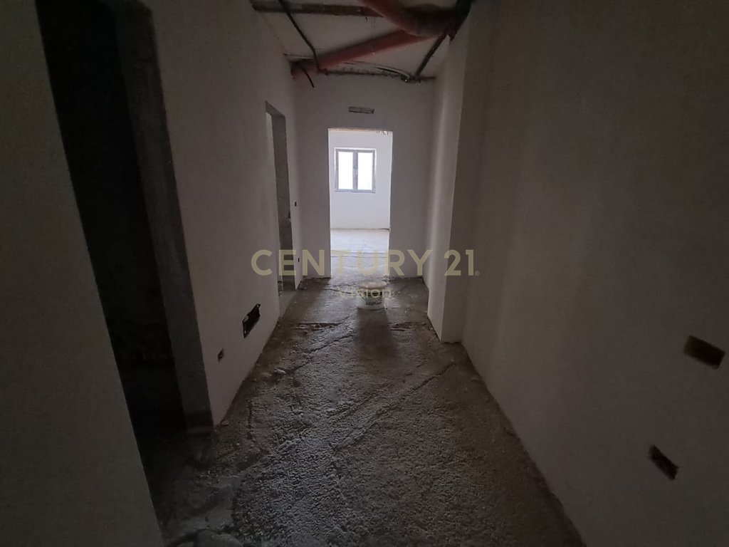 Apartment 3+1+3 bathrooms For Sale near Pedonale, Shkodër