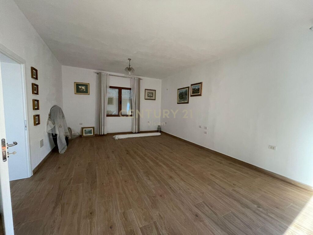 Villa for sale + 2000 m2 of land in Malesi te Madhe!!