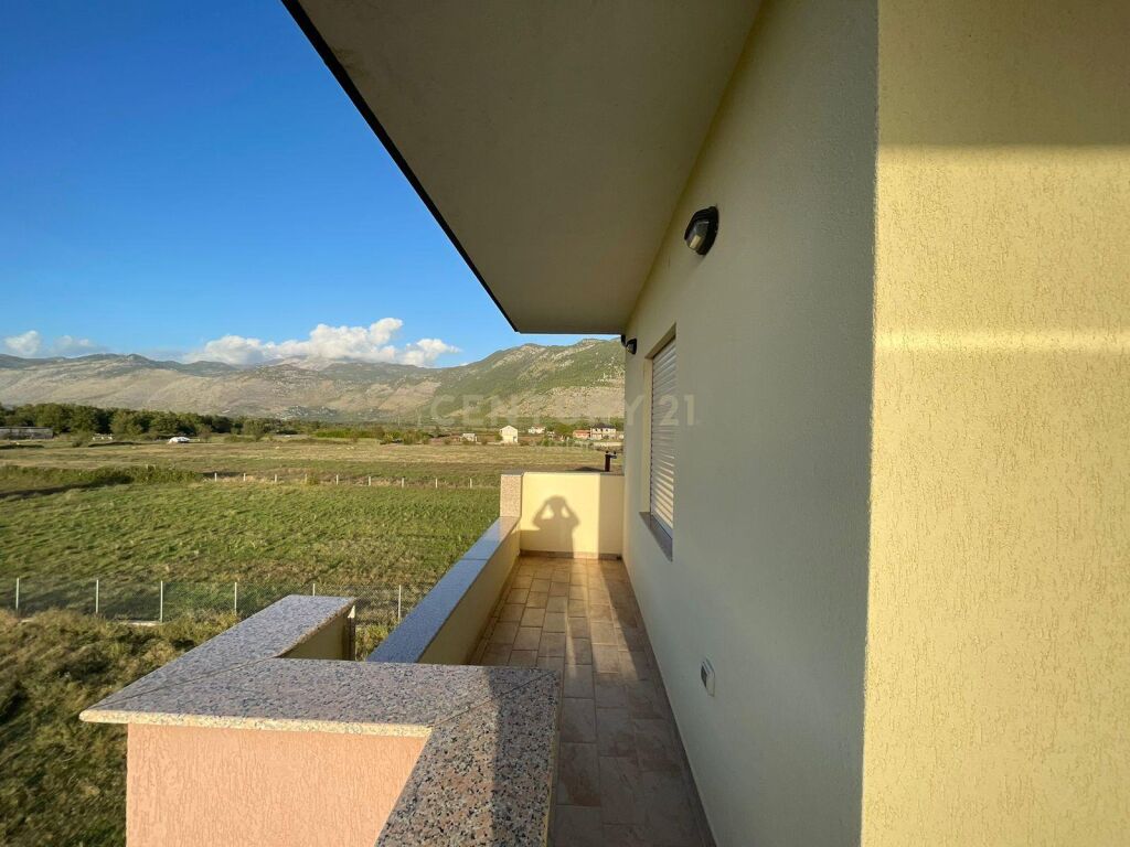 Villa for sale + 2000 m2 of land in Malesi te Madhe!!