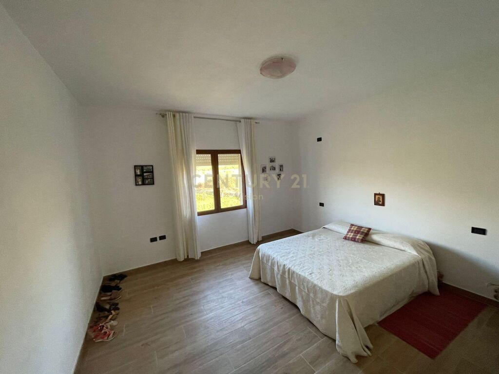 Villa for sale + 2000 m2 of land in Malesi te Madhe!!
