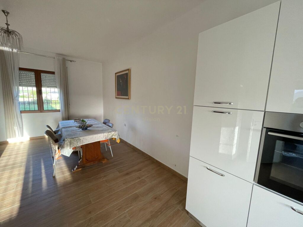 Villa for sale + 2000 m2 of land in Malesi te Madhe!!