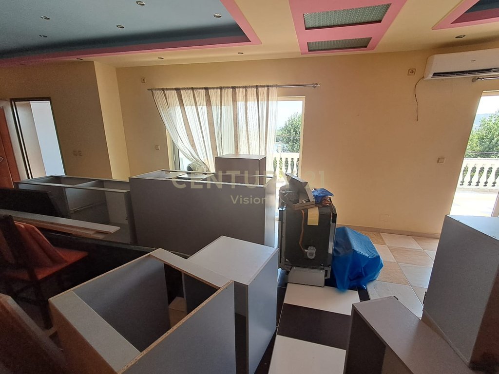 3-storey villa + business premises for sale in Zues, Shkodër