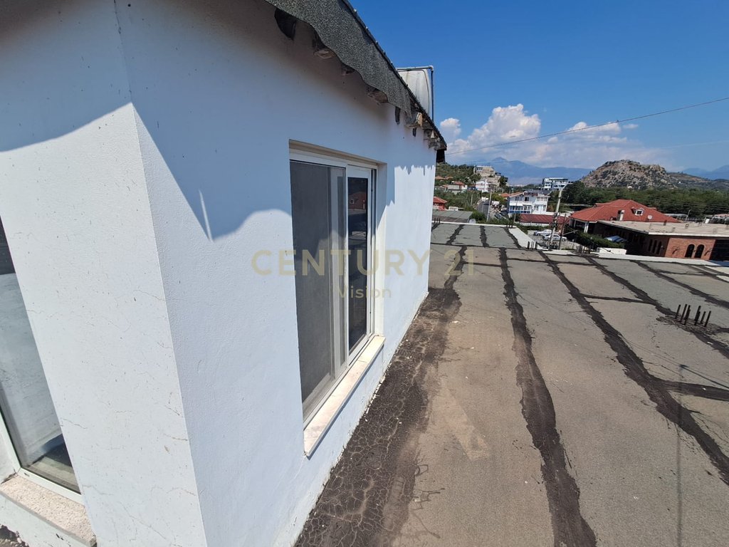 3-storey villa + business premises for sale in Zues, Shkodër