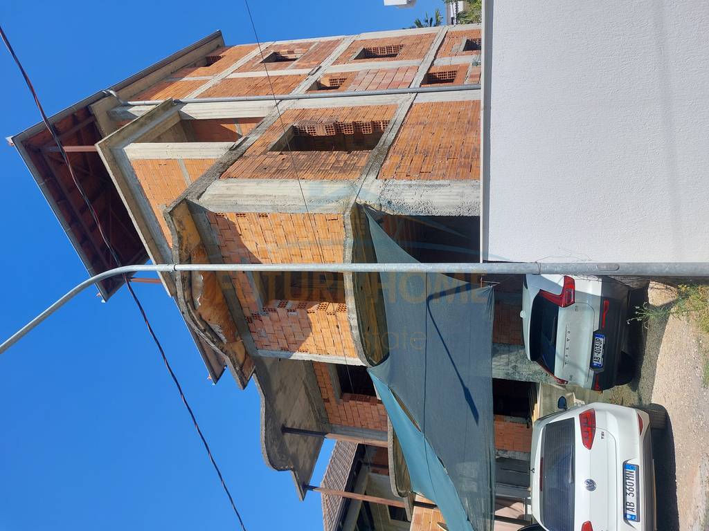 Godinë 4-katëshe me truall në shitje në Babrru, Tiranë – 442 m²