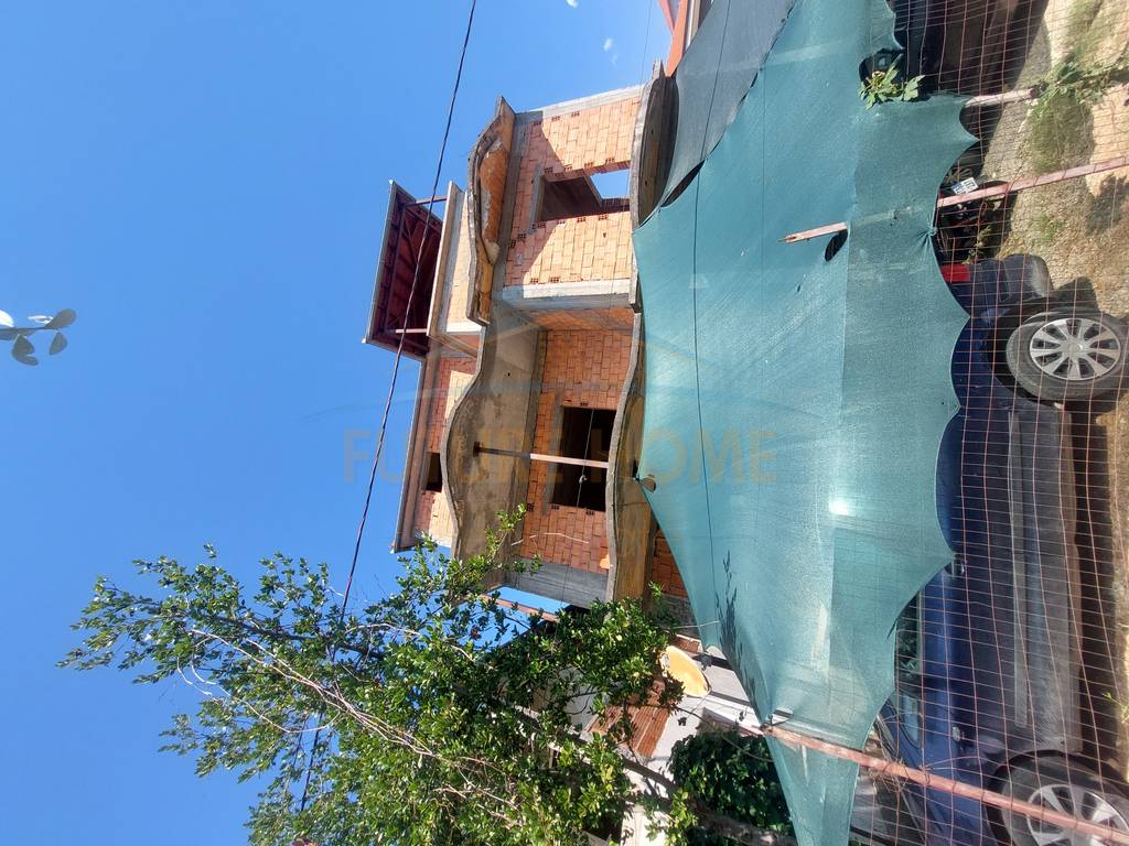 Godinë 4-katëshe me truall në shitje në Babrru, Tiranë – 442 m²