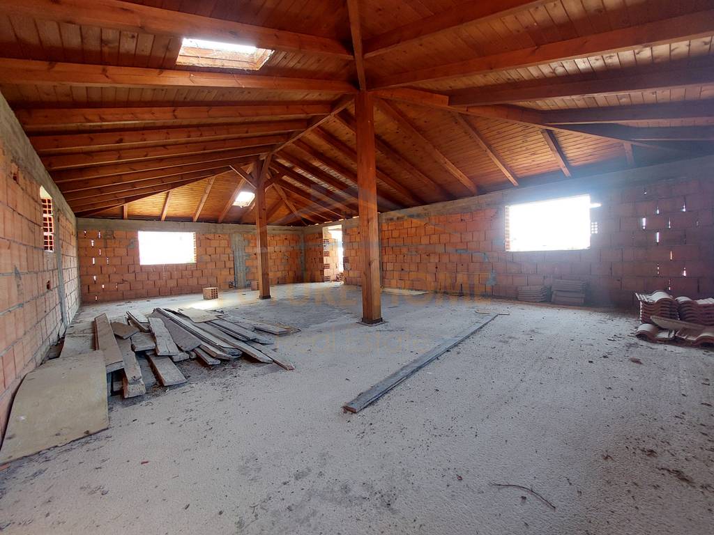 Godinë 4-katëshe me truall në shitje në Babrru, Tiranë – 442 m²