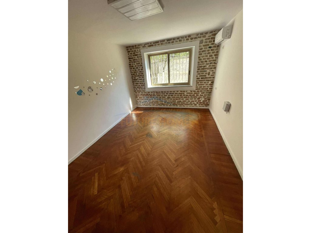 Qera, Business Environment, Myslym Shyri, Tirana