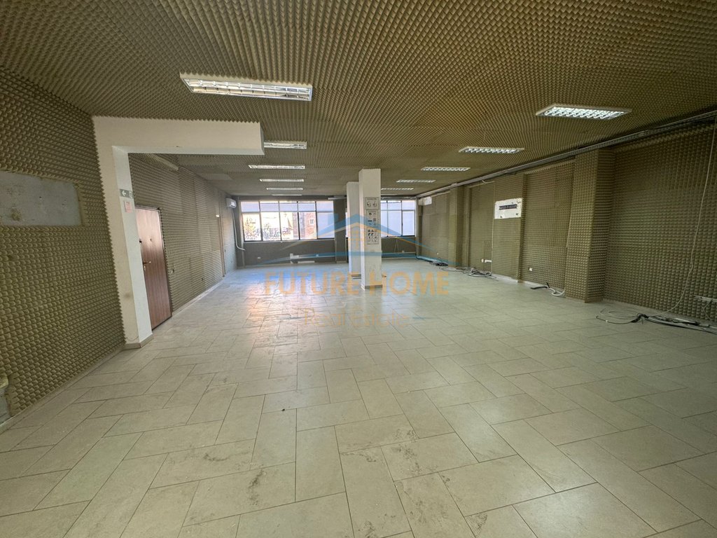 Qera, Business environment, Elbasan Street, Tirana