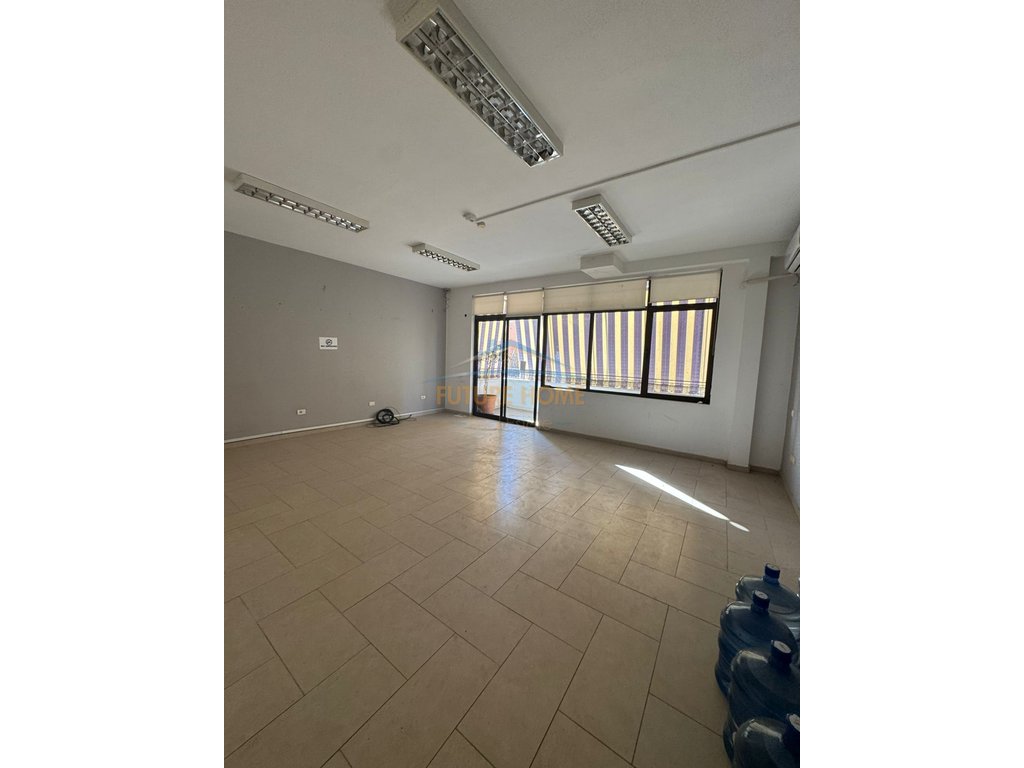 Qera, Business environment, Elbasan Street, Tirana