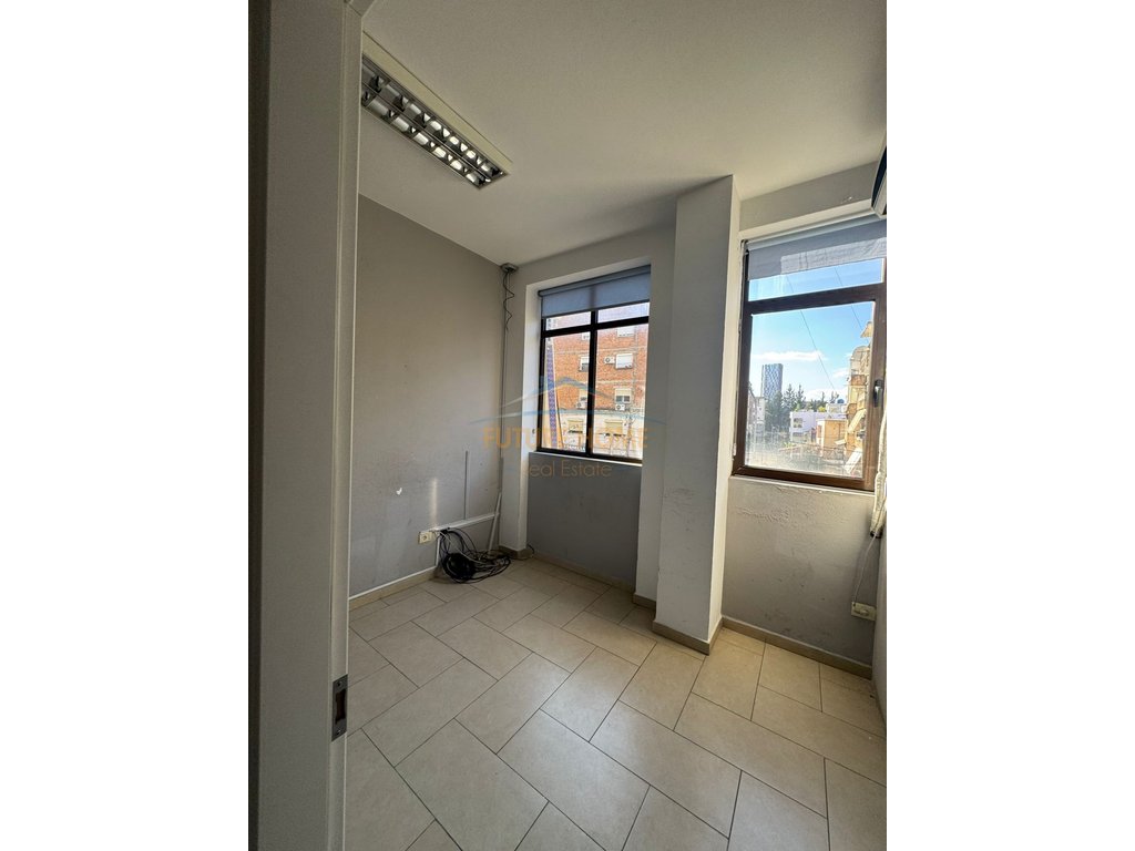 Qera, Business environment, Elbasan Street, Tirana