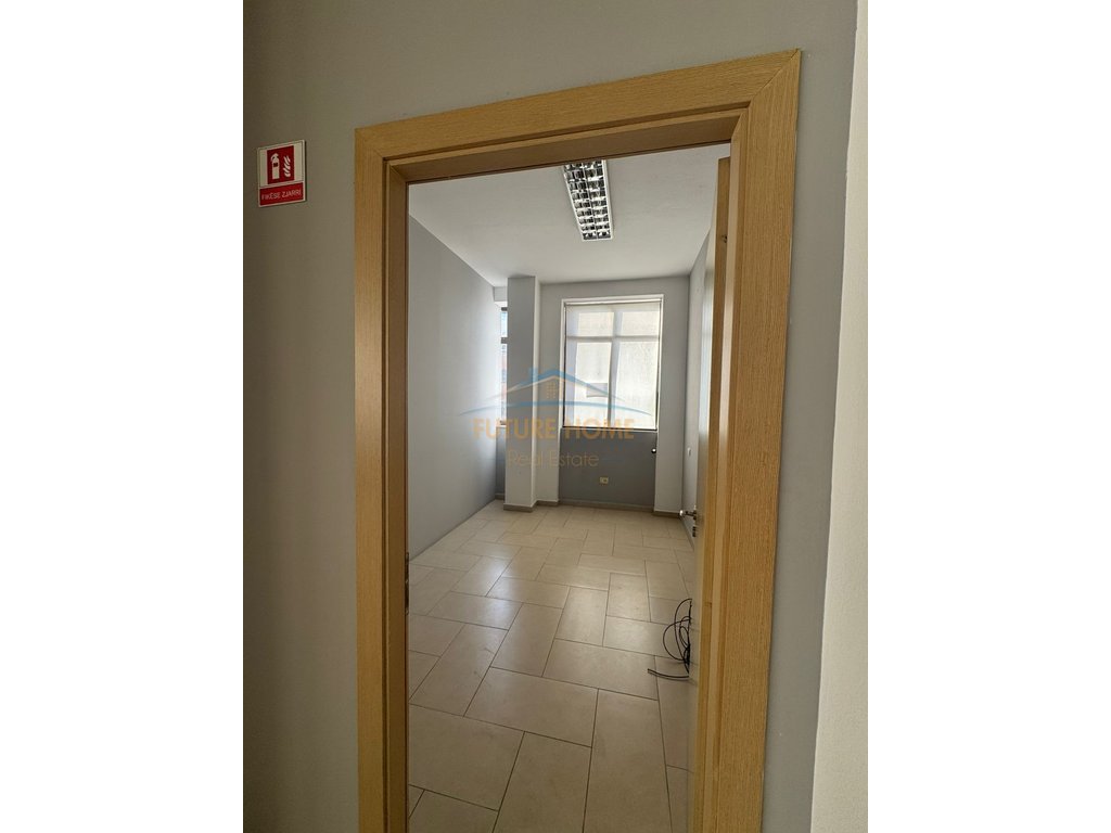 Qera, Business environment, Elbasan Street, Tirana