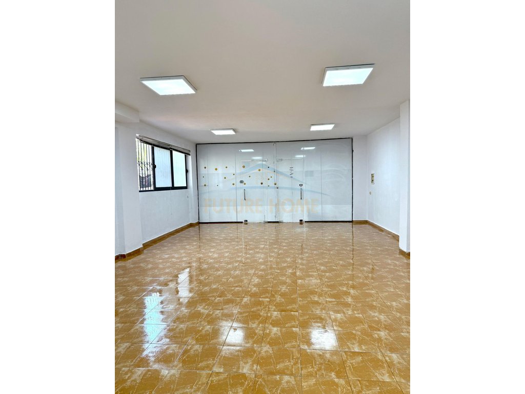 Qera, Ambient, Kodra Diellit, Tiranë.