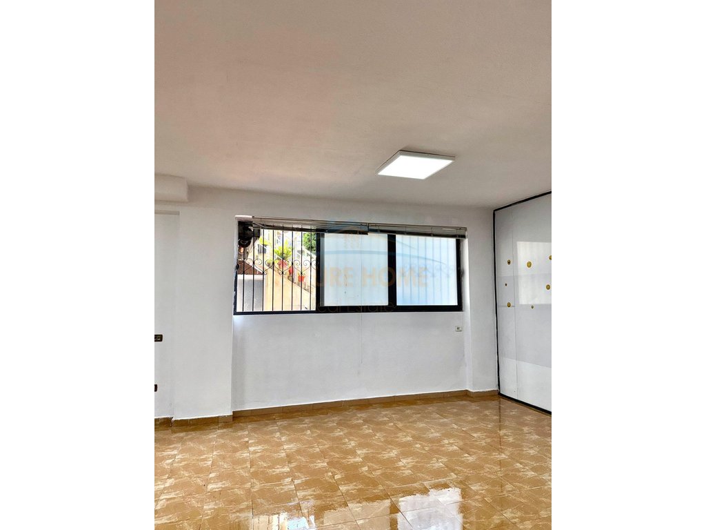 Qera, Ambient, Kodra Diellit, Tiranë.