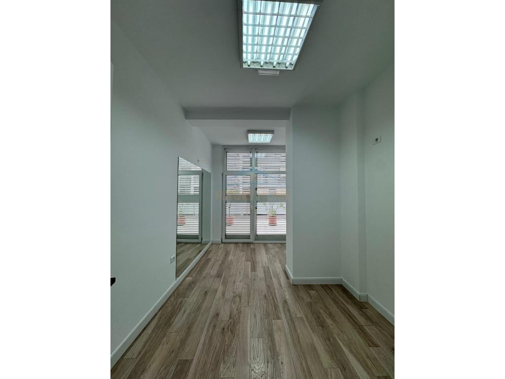 Qera , Ambjent Biznesi , Komuna e Parisit , Tirane