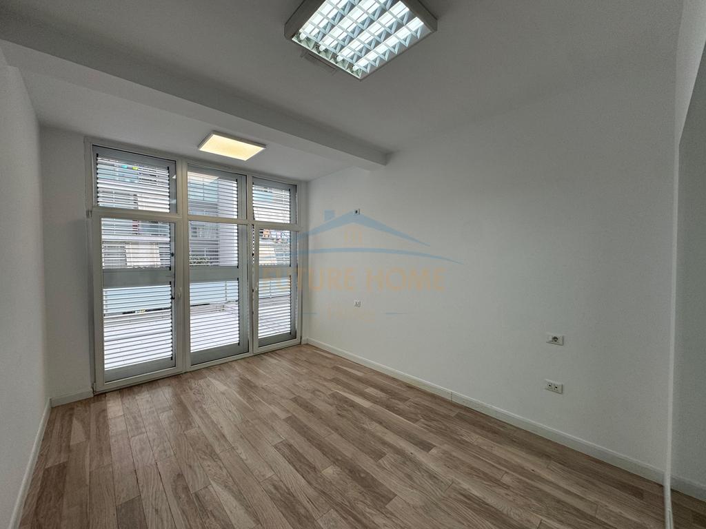Qera , Ambjent Biznesi , Komuna e Parisit , Tirane