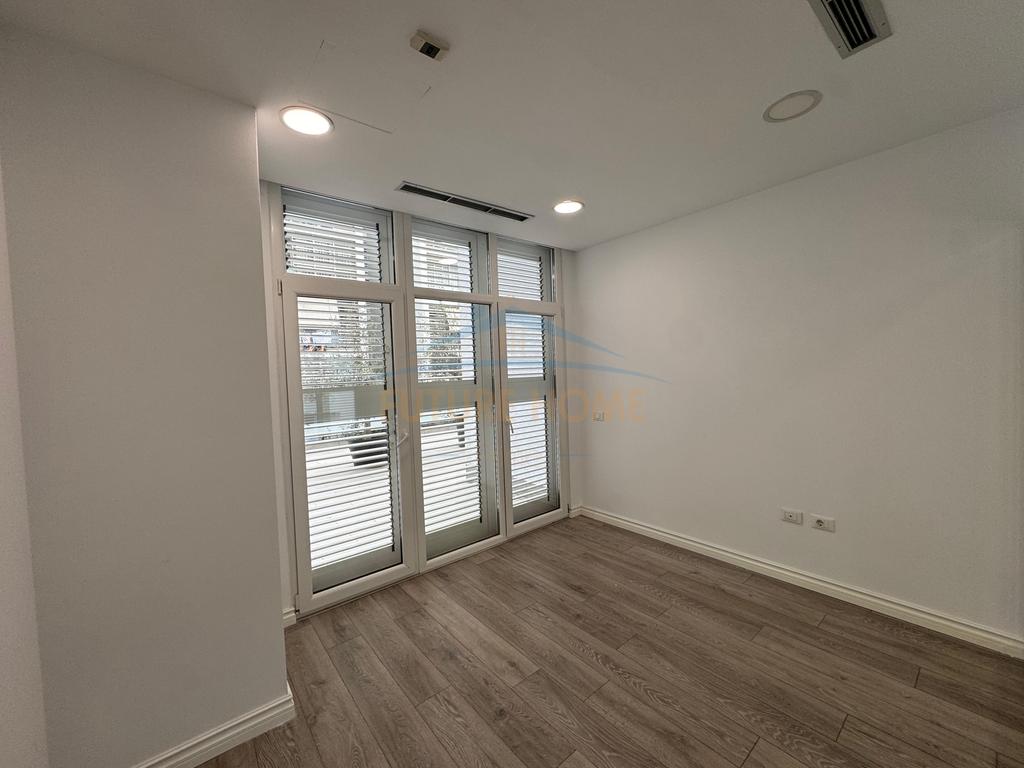 Qera , Ambjent Biznesi , Komuna e Parisit , Tirane