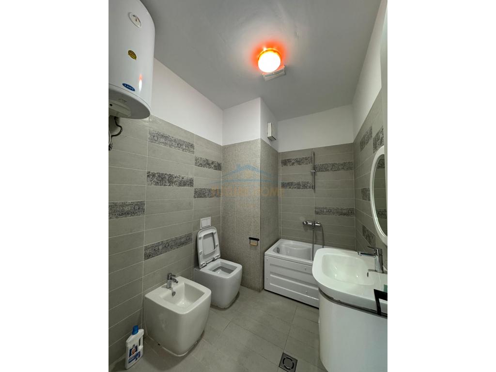 Qera , Ambjent Biznesi , Komuna e Parisit , Tirane