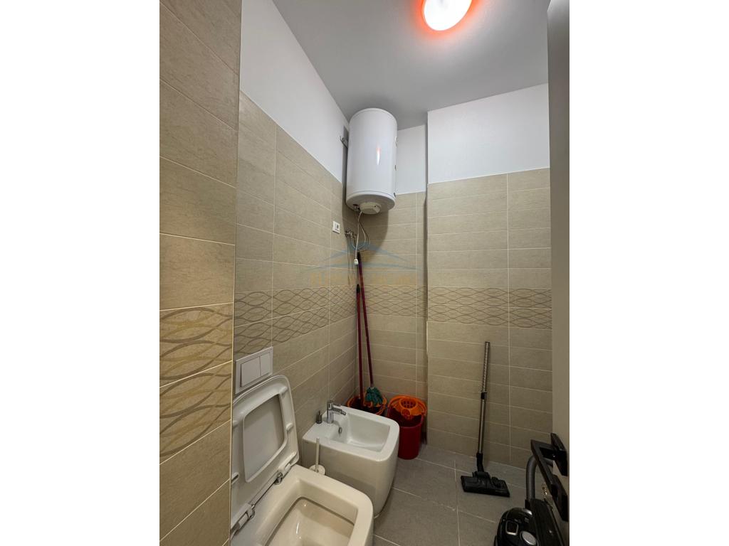 Qera , Ambjent Biznesi , Komuna e Parisit , Tirane