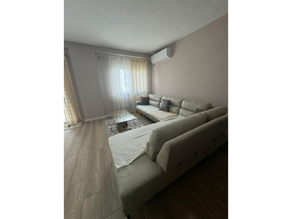 Qera, Apartament 2+1 tek Thesari, Fresk