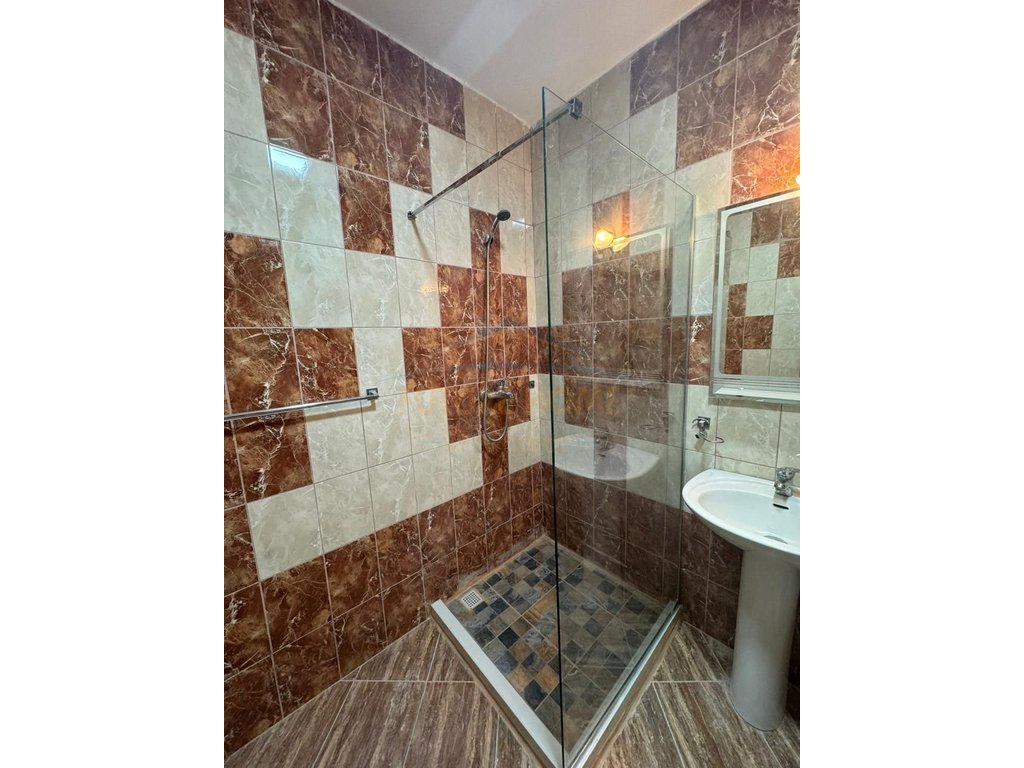 Qera, Apartament 2+1 tek Thesari, Fresk