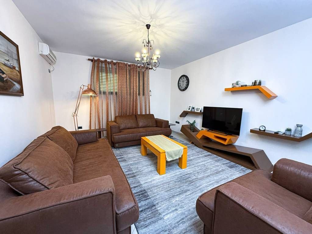Qera, Godine 4-katëshe, Shkolla e Kuqe, Tiranë.