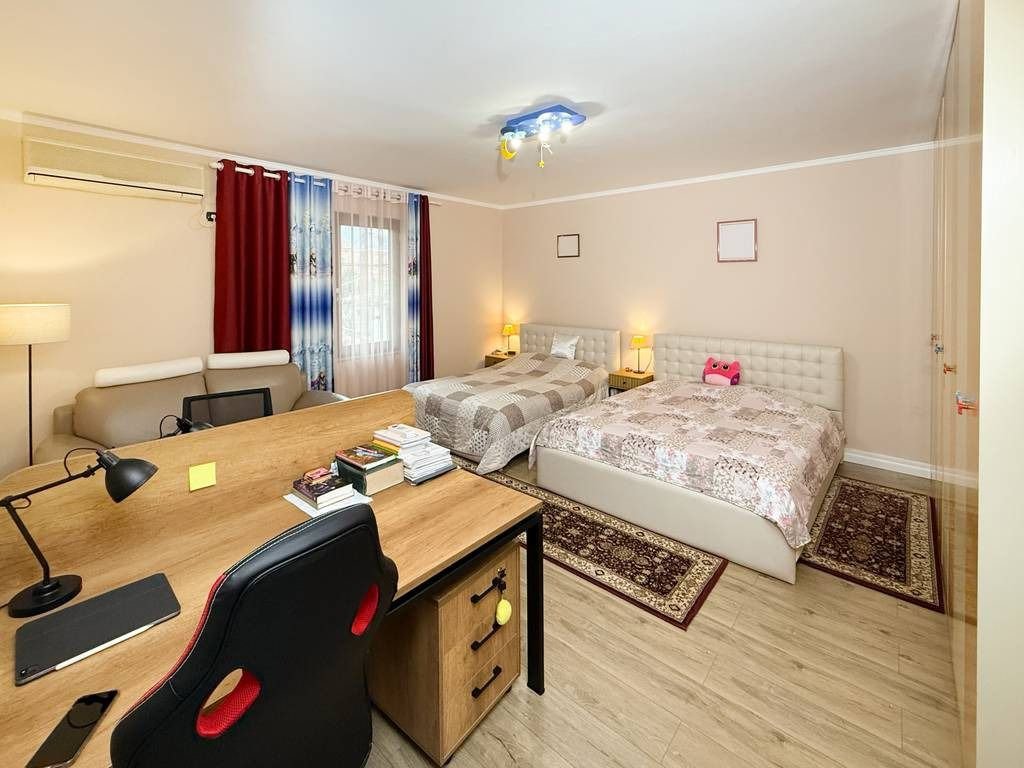 Qera, Godine 4-katëshe, Shkolla e Kuqe, Tiranë.