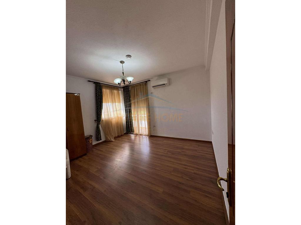 Rent, 3-Storey Villa, Dry Lake.