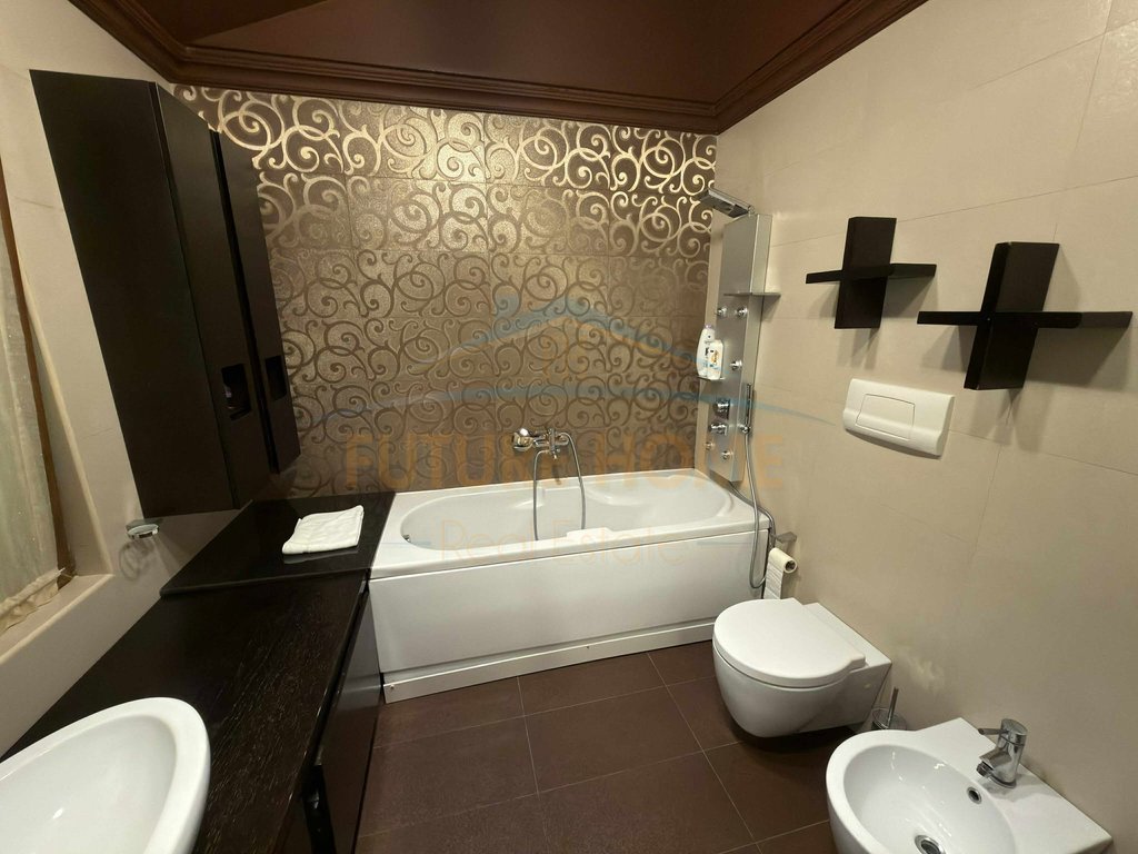Qera Vilë , Kodra e Diellit, Tiranë